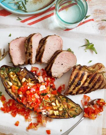 Gegrilltes Schweinefilet Sous-vide mit gegrillter Aubergine und Tomatensalsa