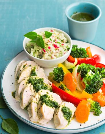 Gegrillte Hähnchenbrustfilet Sous-vide mit Gemüse und Salat