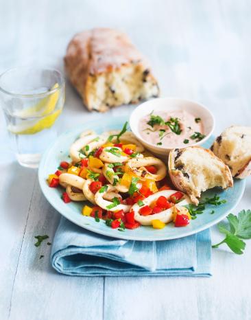 Scharfe Tintenfischringe mit Tomaten-Mayonnaise und Oliven-Ciabatta