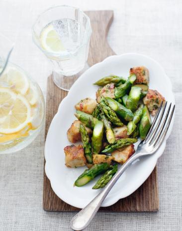 Serviettenknödel mit grünem Spargel