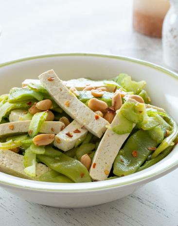 Sommersalat mit Staudensellerie, grünen Bohnen und Tofu