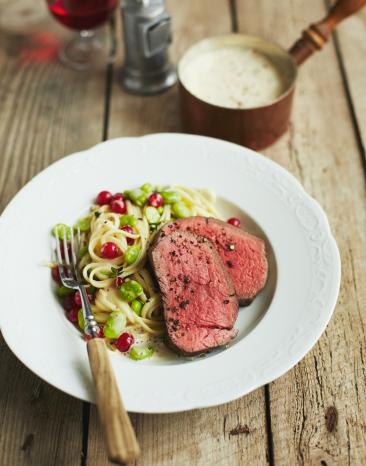 Sous-vide Rinderfilet mit Nudeln, Johannisbeeren und dicken Bohnen Sous-vide Rinderfilet mit Nudeln, Johannisbeeren und dicken Bohnen