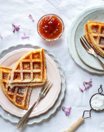 Vanille-Quark-Waffeln mit Rhabarberkompott