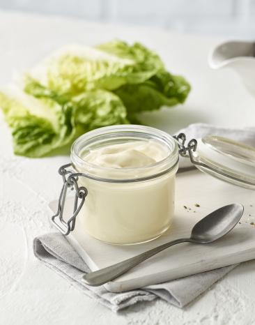Vegane Mayonnaise in einem Einmachglas. Vegane Mayonnaise in einem Einmachglas.
