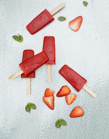 Erdbeer-Aperol-Eis am Stiel Erdbeer-Aperol-Eis am Stiel