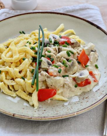 Hähnchengeschnetzeltes und Spätzle auf einem Teller.