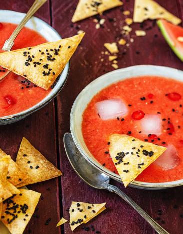 Kalte Wassermelonen-Tomatensuppe mit Sesamcrackern