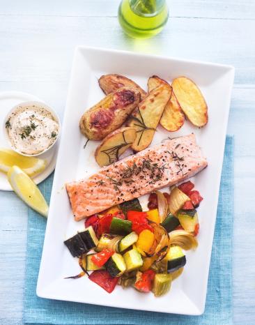 Lachsfilet Sous-vide und buntes Gemüse mit Rosmarinkartoffeln Lachsfilet Sous-vide und buntes Gemüse mit Rosmarinkartoffeln