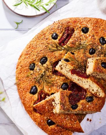 Low Carb Focaccia mit Tomaten und Oliven