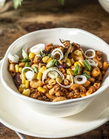 Mexikanischer Hackfleisch Pasta One-Pot in einer Schüssel angerichtet.