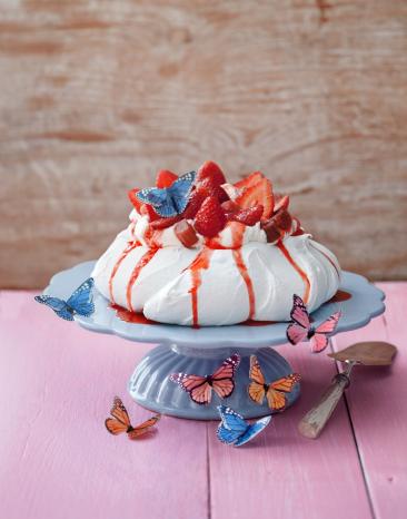 Pavlova mit Rhabarberkompott und Erdbeeren