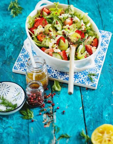 Staudensellerie-Salat mit Erdbeeren und Büffelmozzarella