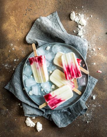 Fünf Himbeer-Joghurt-Eis am Stiel. Fünf Himbeer-Joghurt-Eis am Stiel.