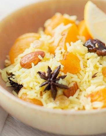 Pulau-Reis mit Trockenfrüchten in einer Schüssel.