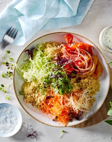Rohkost-Salat mit Couscous in einer Bowl Rohkost-Salat mit Couscous in einer Bowl
