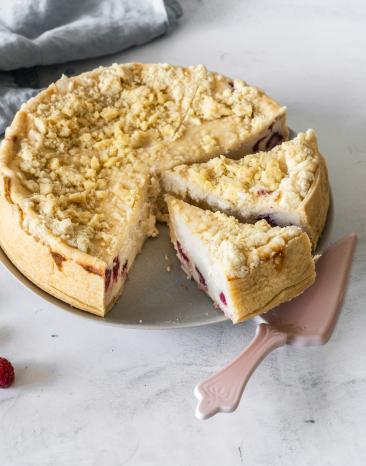 Saftiger Himbeerkuchen auf Kuchenteller.