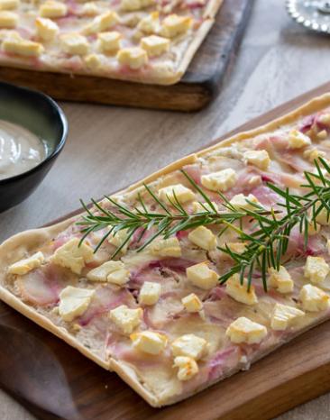 Flammkuchen mit Ziegenkäse und Birne