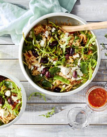 Kritharaki-Salat mit Harissa-Tomaten-Dressing