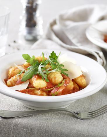 One-Pot Gnocchi mit Salami und Tomaten