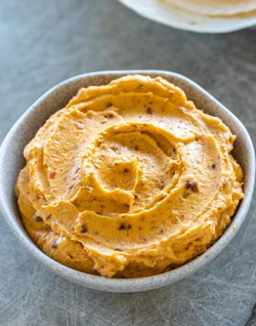 Cremiger, orangefarbener Aufstrich in Schale. Cremiger, orangefarbener Aufstrich in Schale.