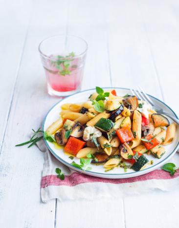 Pennesalat mit Sommergemüse und Kräuterdressing