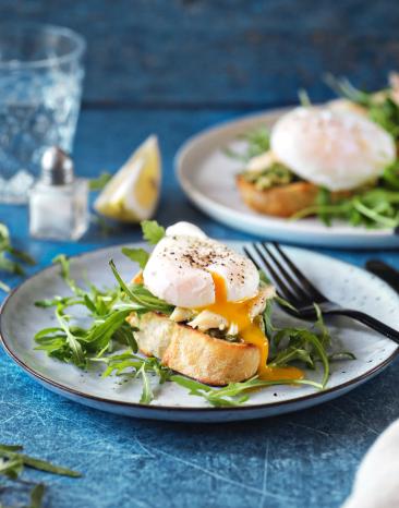 Pochiertes Ei auf Ciabatta mit geräucherter Forelle und Rucola