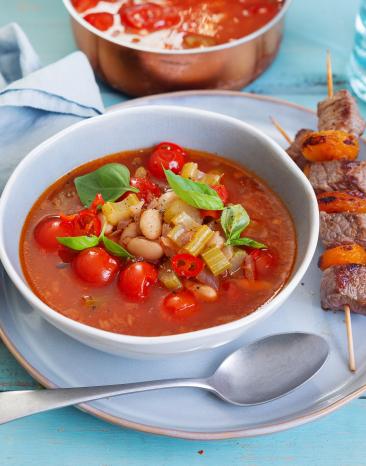 Tomaten-Bohnen-Eintopf mit Fleischspießen Tomaten-Bohnen-Eintopf mit Fleischspießen