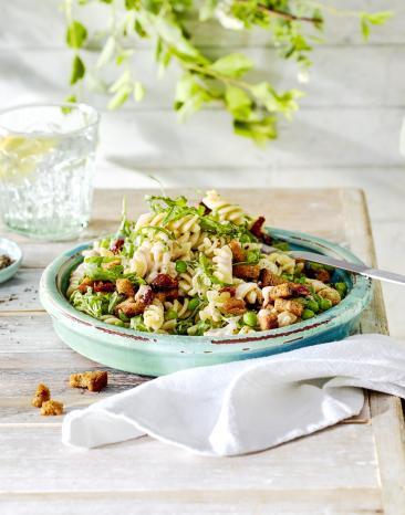 Veganer Nudelsalat mit Tomaten-Brot-Crunch Veganer Nudelsalat mit Tomaten-Brot-Crunch