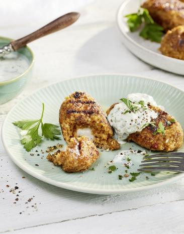 Veggie-Bifteki vom Grill mit Minzjoghurt Veggie-Bifteki vom Grill mit Minzjoghurt