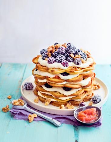 Waffeltorte mit weißer Schokoladencreme