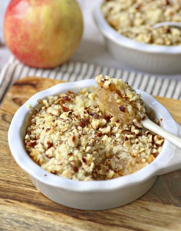 Apple-Crumble in zwei kleinen Fröschen.