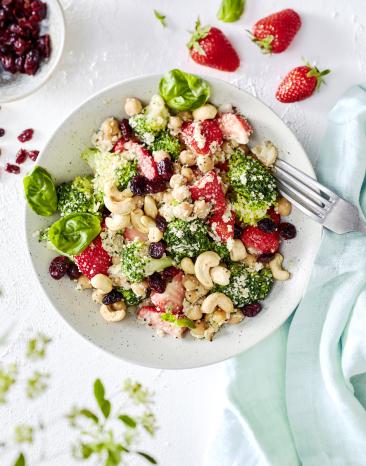 Brokkoli-Salat mit Cashews und Cranberries.