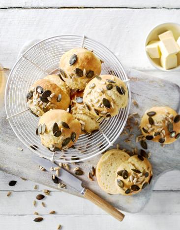 Dinkel-Quark-Brötchen auf einem Gitter.