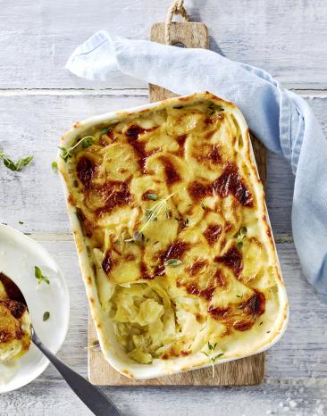 Kartoffelgratin in einer Auflaufform. Kartoffelgratin in einer Auflaufform.