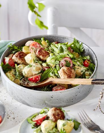 Grüner Kartoffelsalat mit Mettbällchen