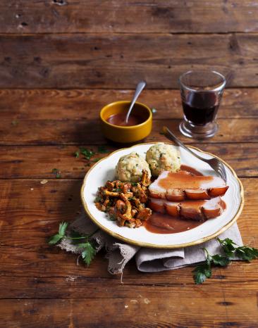Krustenbraten mit Pfifferlingen und Kräuter-Semmelknödel Krustenbraten mit Pfifferlingen und Kräuter-Semmelknödel