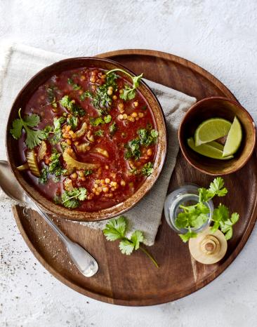 Vegane Linsen-Tomaten-Suppe in eine Schüssel.