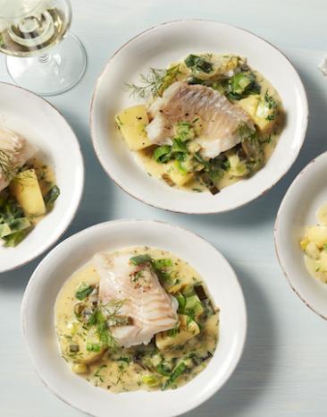 Kabeljau mit Gemüse in Senfsauce.