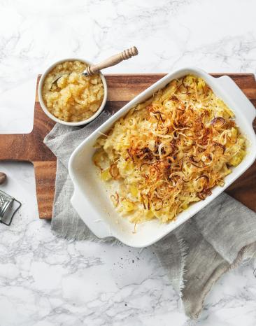 Kartoffel-Makkaroni-Auflauf mit Apfelmus in einer Auflaufform.