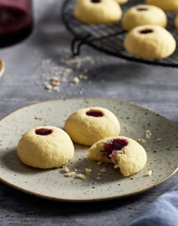 Runde Kekse mit Gelee in der Mitte.
