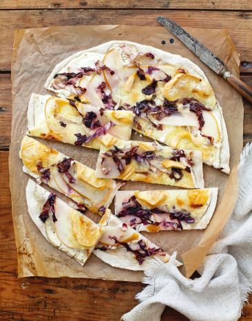 Flammkuchen mit Birne und Radicchio