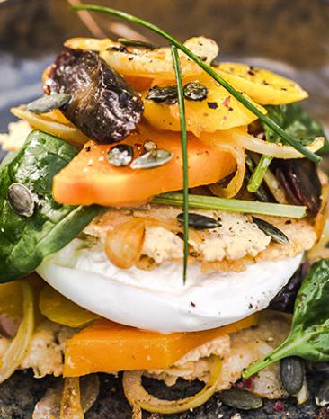 Gemüse-Millefeuille mit Burrata und Kürbiskerncracker
