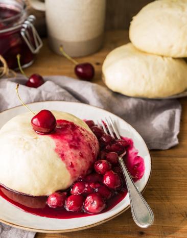 Germknödel mit Kirschgrütze Germknödel mit Kirschgrütze