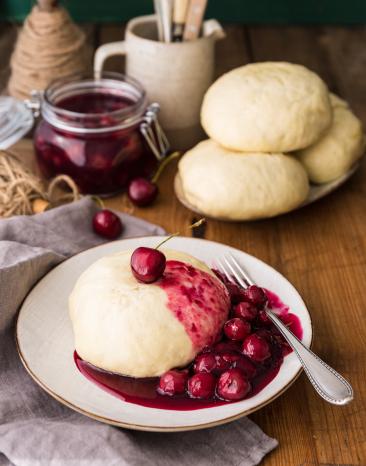 Germknödel mit Kirschgrütze