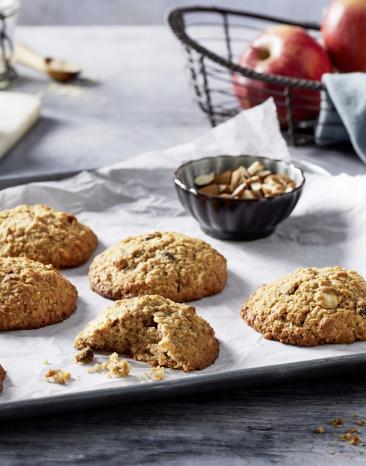 Cookies mit Bratapfel und Nuss auf einem Backblech.