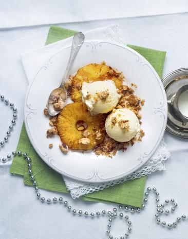 Honigeis mit gebratener Ananas