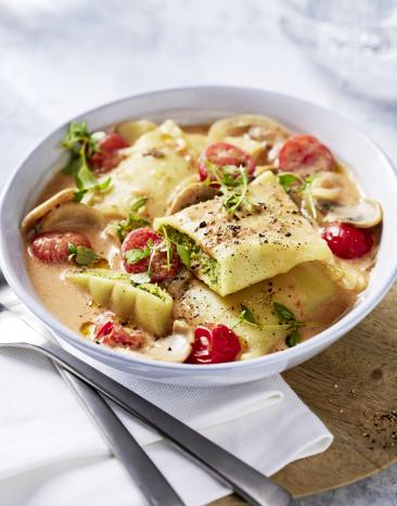Maultaschen mit Tomaten in einer Schüssel.