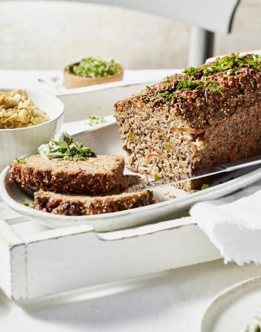Quinoa-Nuss-Braten mit Spitzkohl und Kräutersauce Quinoa-Nuss-Braten mit Spitzkohl und Kräutersauce