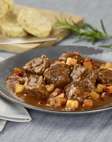 Ragout mit Reh und Gemüse auf einem Teller.