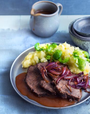 Rinderbraten mit Rosenkohl-Kartoffel-Stampf Rinderbraten mit Rosenkohl-Kartoffel-Stampf